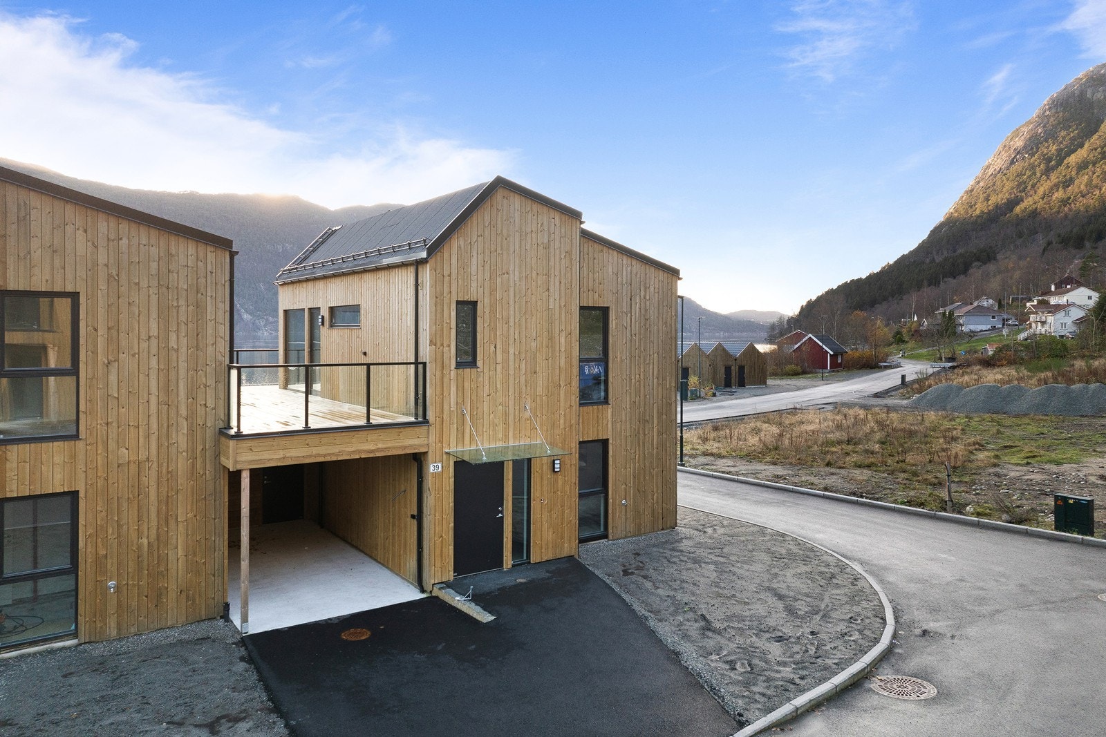 Asfaltert innkjørsel og parkering i carport Galleribilde