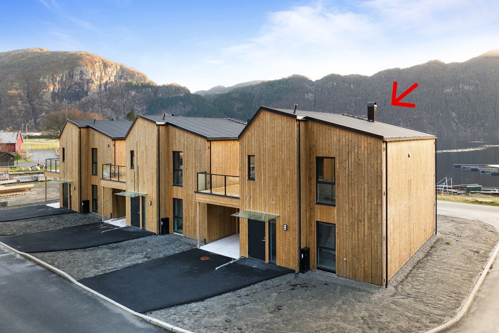 Boligen har selveiet tomt på 274 kvm med plass til å lage en kjekk og lettstelt hage Galleribilde