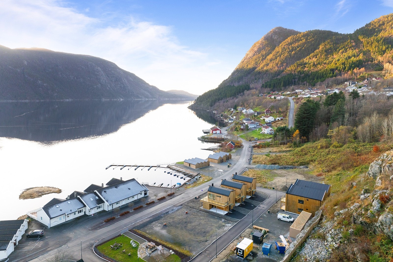 Det er ferdig opparbeidet internveger, fortau og lekeplass på boligfeltet. Galleribilde