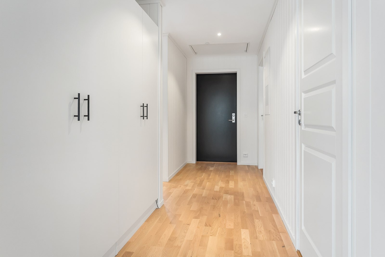 Det er en romslig garderobe i entreen Galleribilde