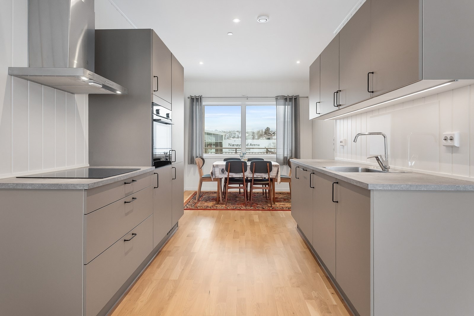 Plass til spisestue ved enden av kjøkkenet, legg merke til de store vinduene som gir et flott lysinnslipp Galleribilde