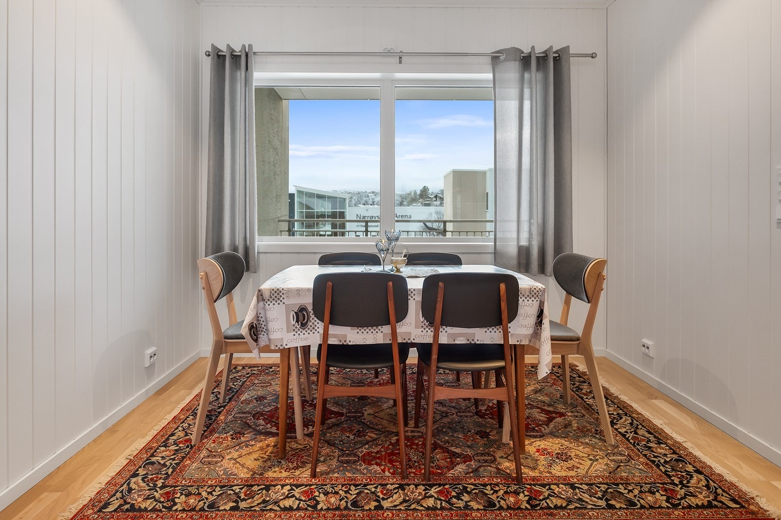 Her kan det være plass til en kjøpmannsdisk om man setter bordet andre veien også Galleribilde