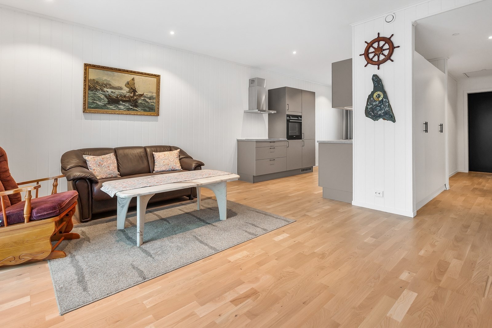 Kjøkkeninnredning fra HTH med integrerte hvitevarer Galleribilde