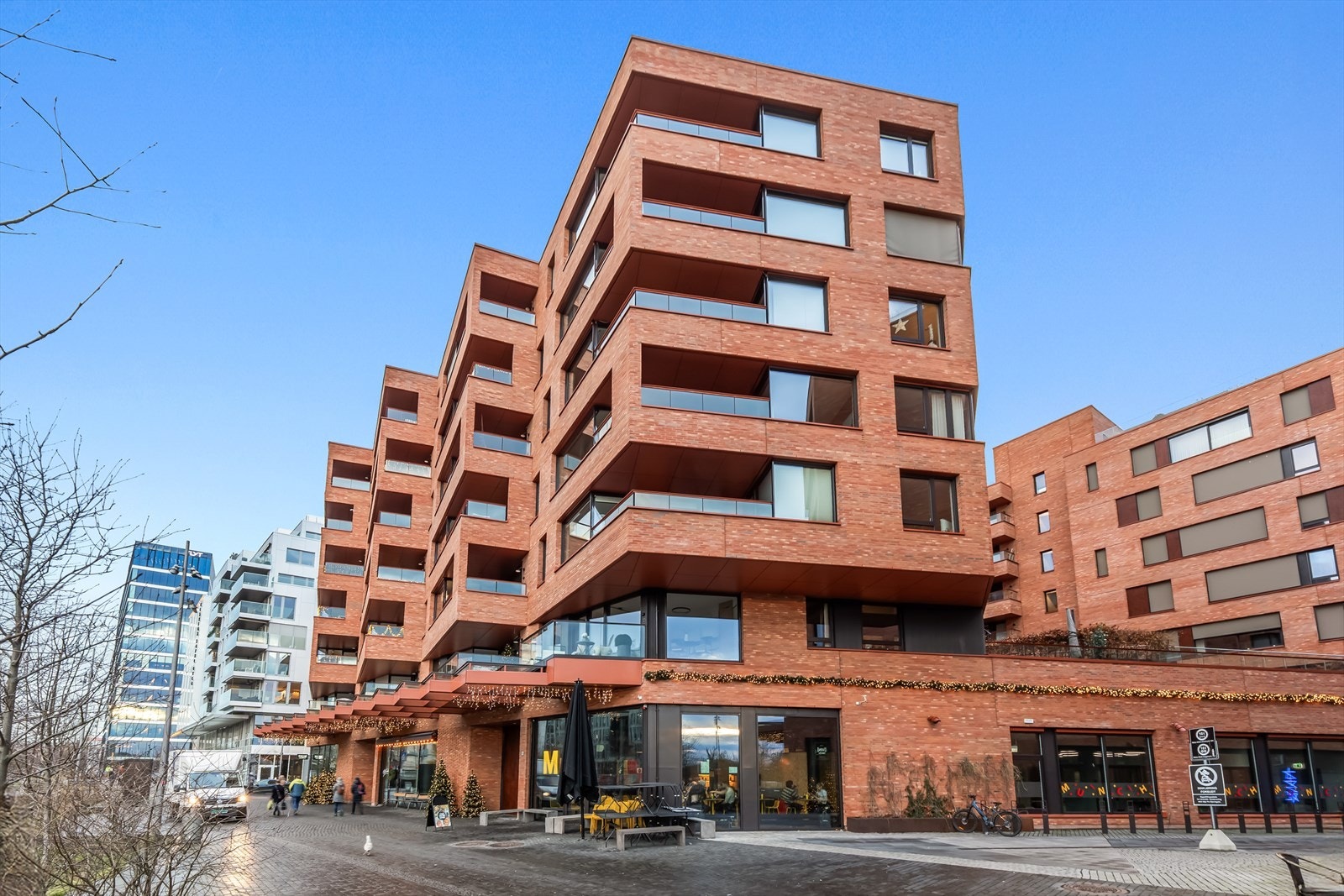 Moderne bygg fra 2019 - Boligområdet er omkranset av spennende arkitektur. Galleribilde