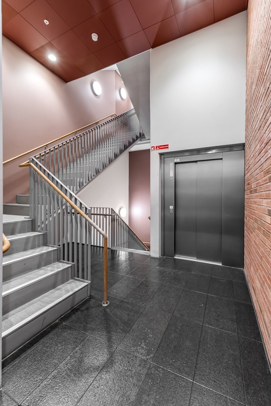 Felles trappeoppgang og heisadkomst. Galleribilde