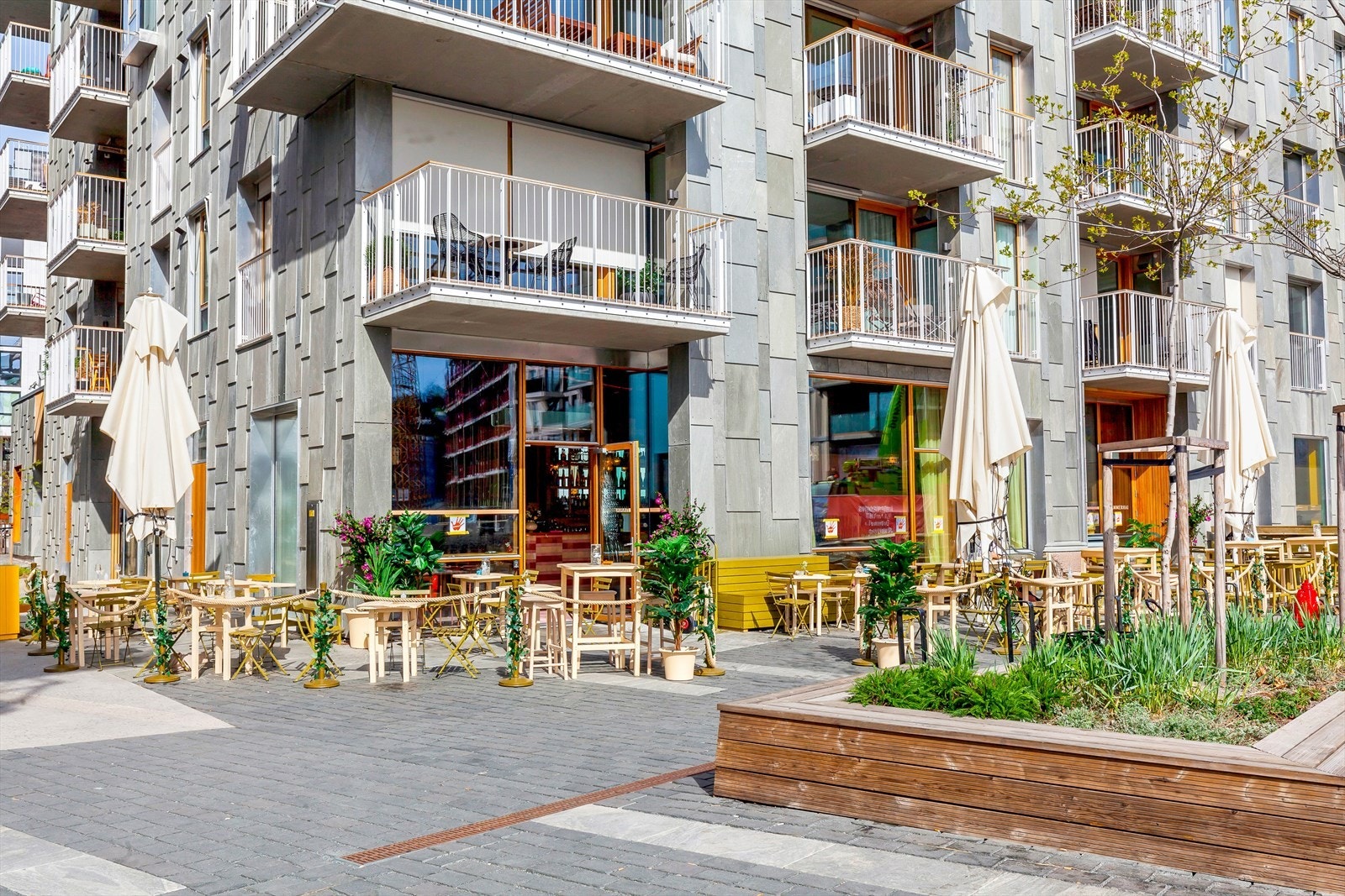 Området har et bredt utvalg moderne kafeer, restauranter og butikker. Galleribilde