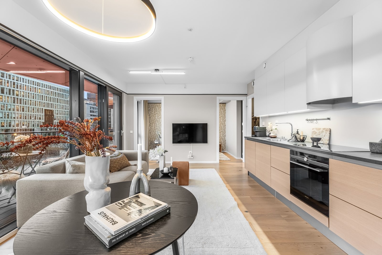 Moderne og innbydende leilighet med god takhøyde og store vindusflater Galleribilde