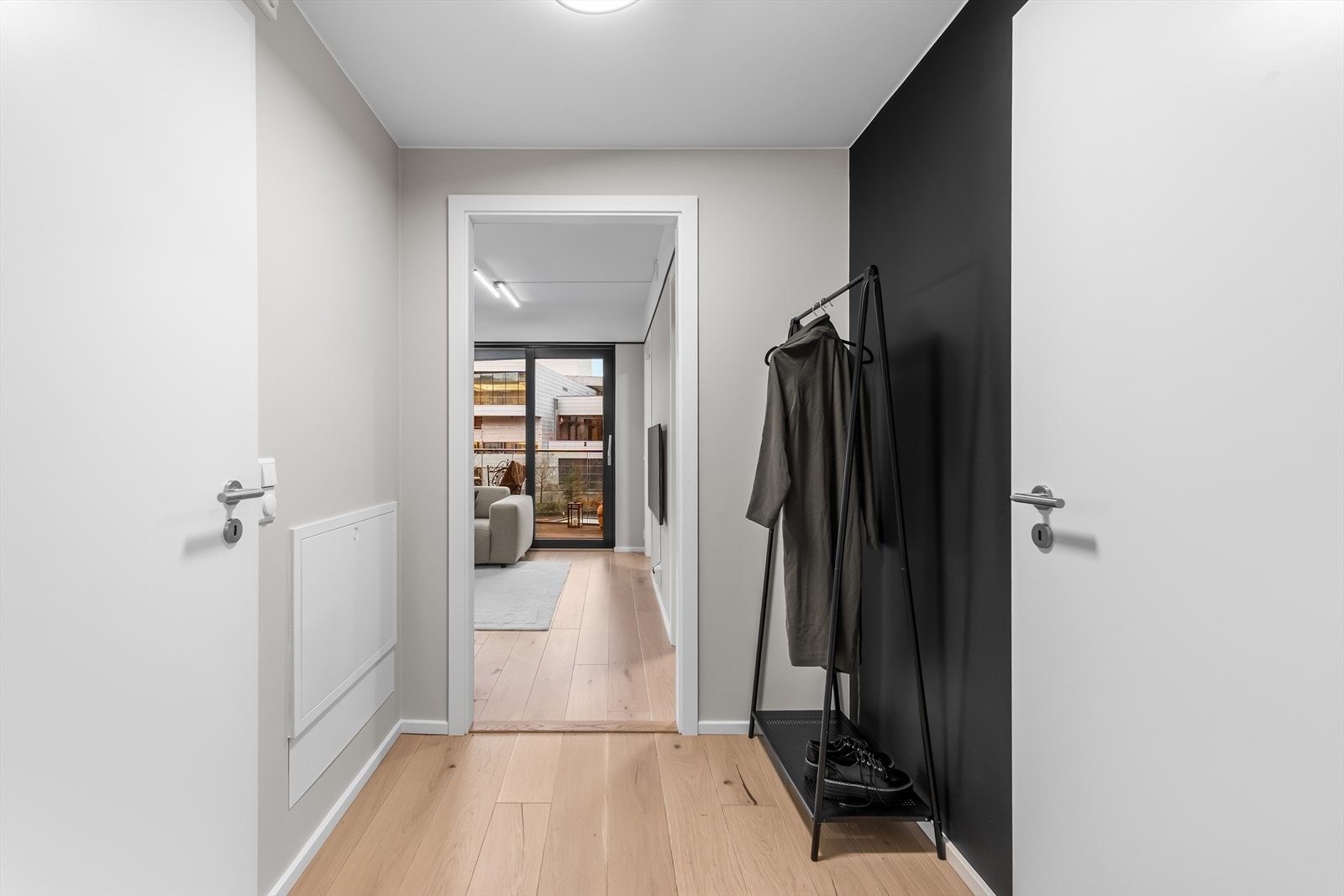 Du ønskes velkommen av en innbydende og romslig entré med god plass til garderobeløsninger, kommode eller knaggrekke. Her får du et svært godt førsteinntrykk av boligen - lys, luftig og velholdt. Galleribilde