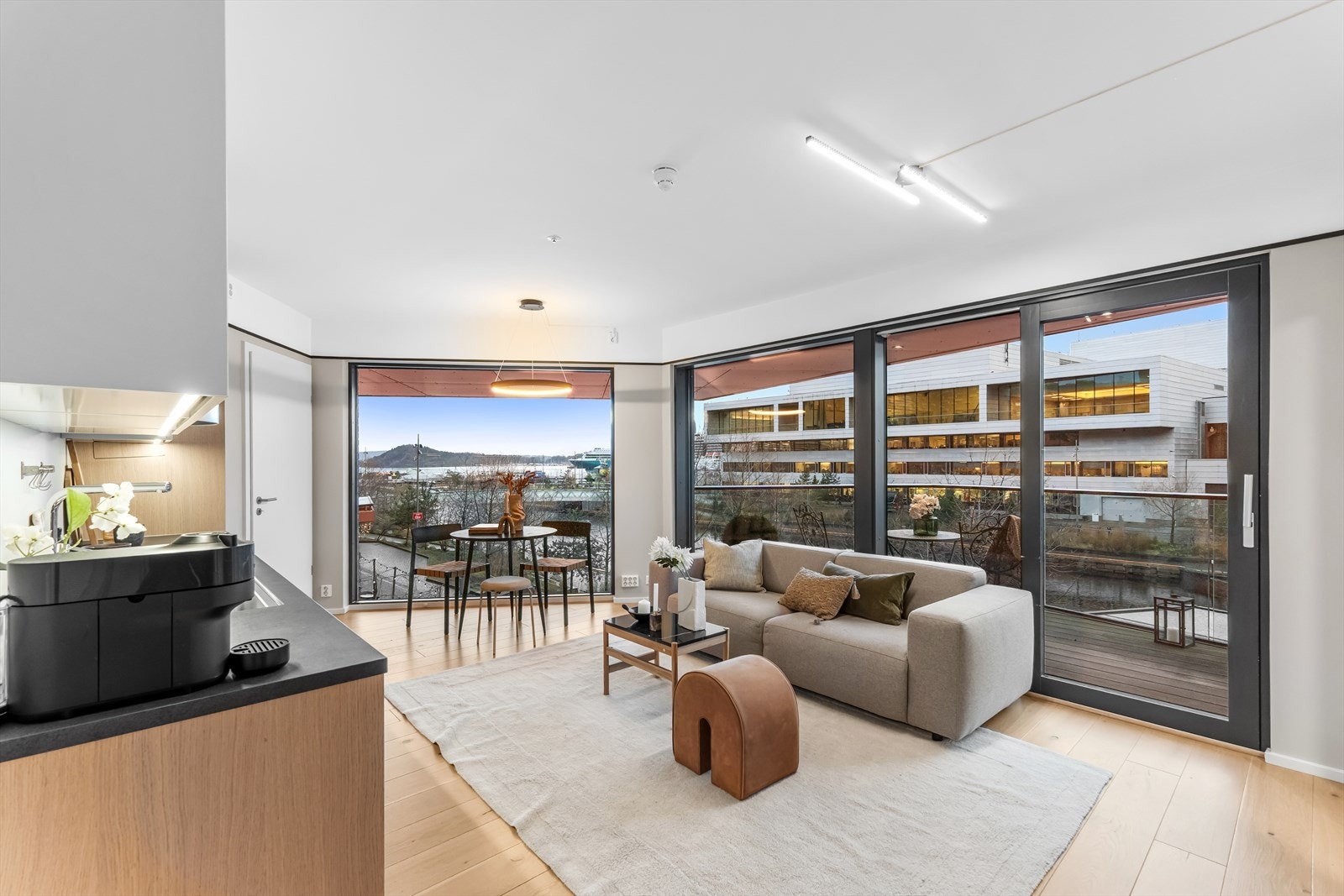 Den åpne stue-/kjøkkenløsningen gir en sosial og behagelig romfølelse, med god plass til både sofagruppe og spiseplass. Galleribilde