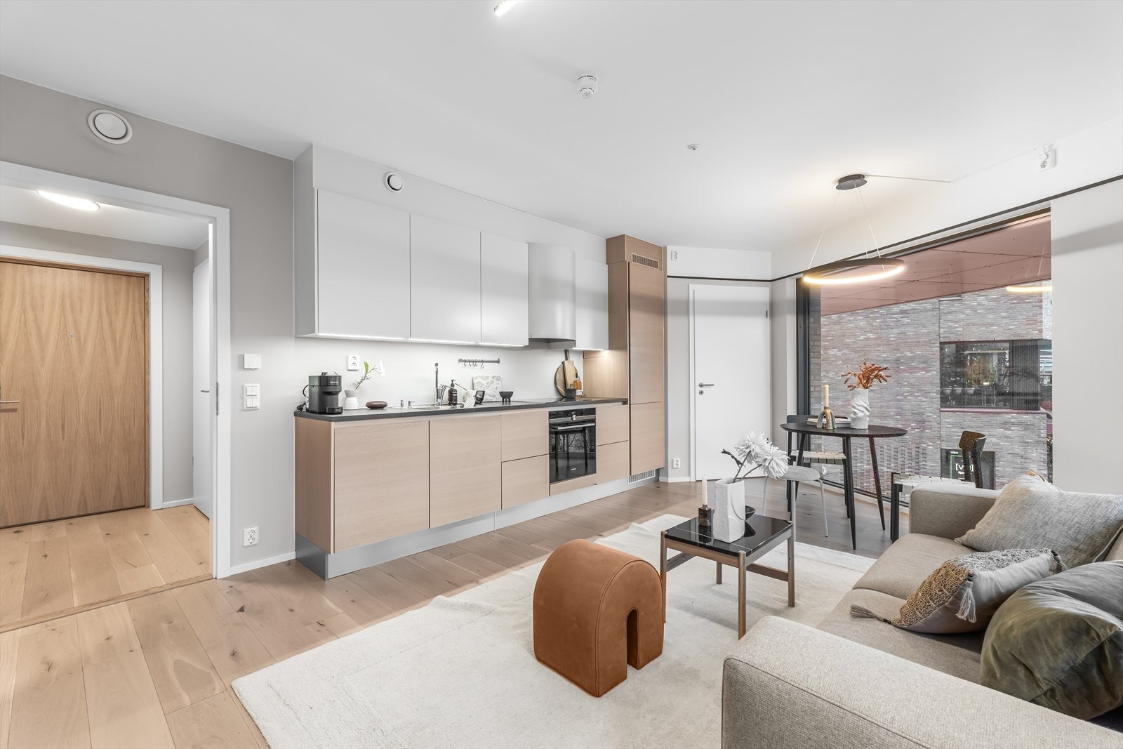 Lekkert kjøkken fra 2019 med gode arbeidsflater og godt med skapplass. Galleribilde