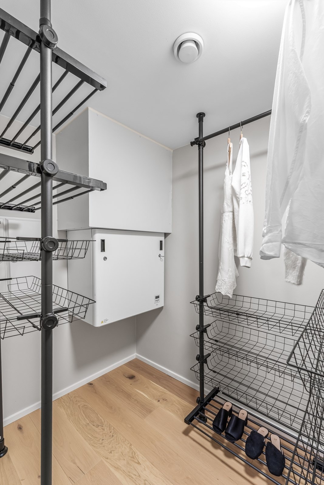 Fra entré er det en stor og praktisk innebod, som enkelt kan gjøres om til walk-in closet. Galleribilde