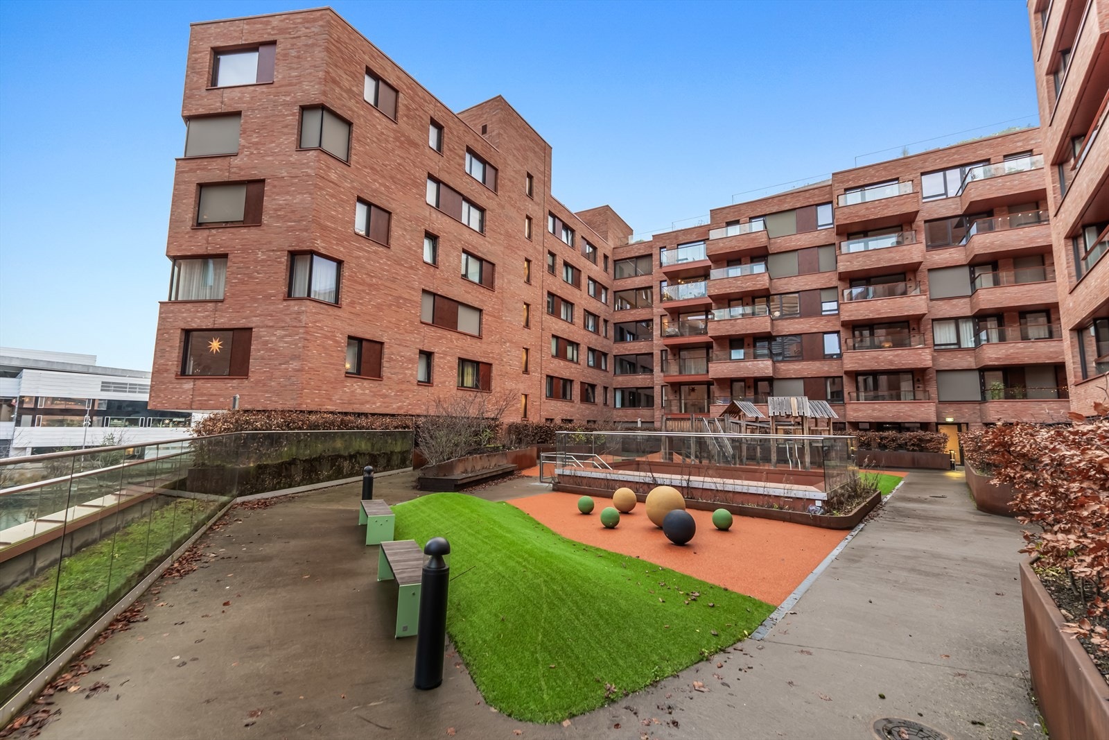 Pent opparbeidet fellesareal med lekeplass - et trivelig samlingspunkt for små og store. Galleribilde