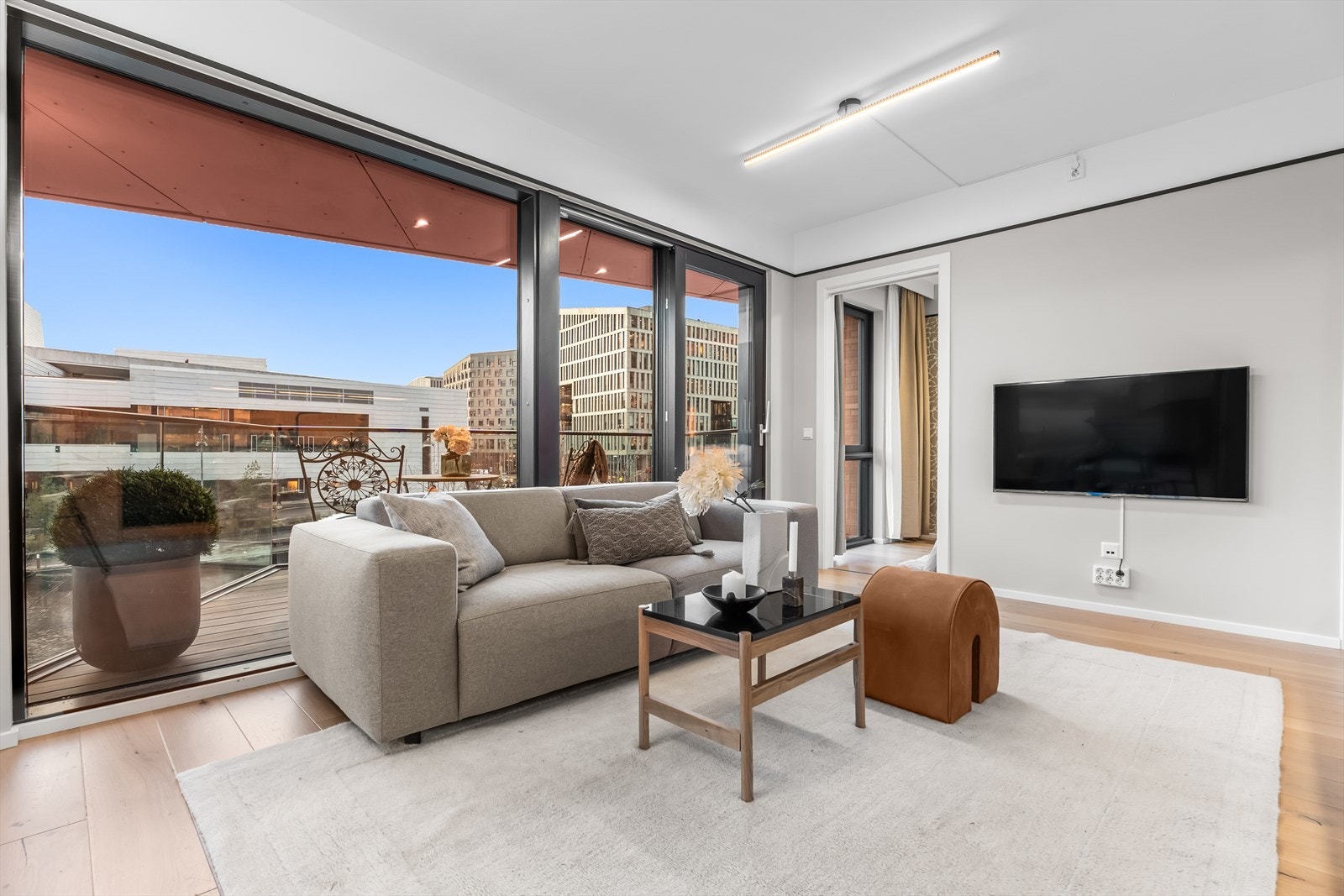 Leiligheten vender mot Operaen, Akerselvallmenningen og spennende arkitektur Galleribilde