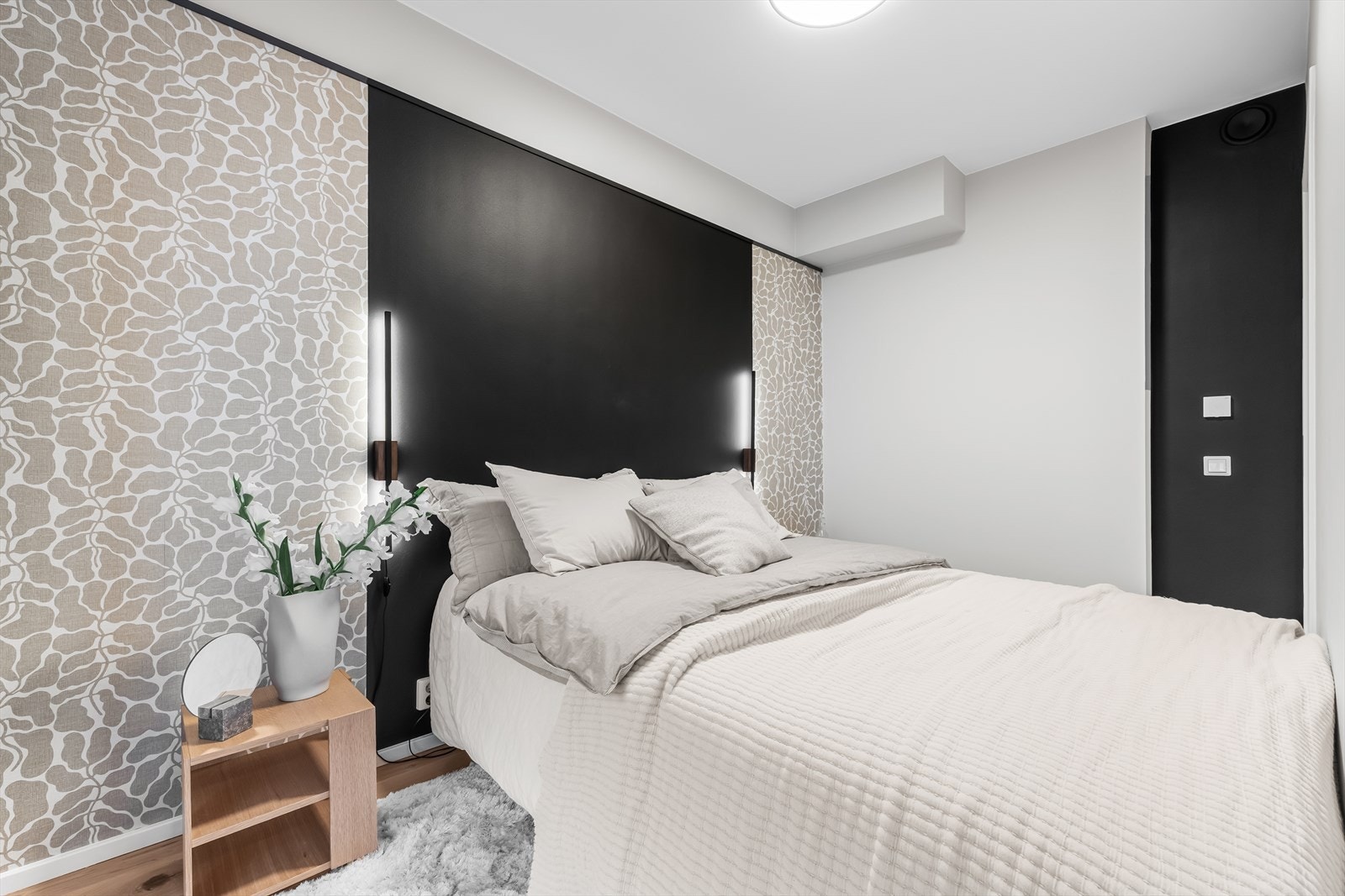 Lekker tapet og belysning på vegg som gir en hotellromfølelse. Galleribilde