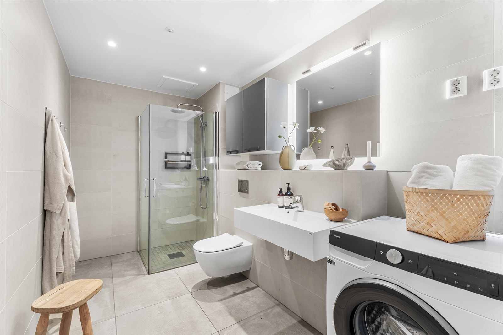 Flott og tidløst bad med moderne fliser og vannbåren gulvvarme. Galleribilde