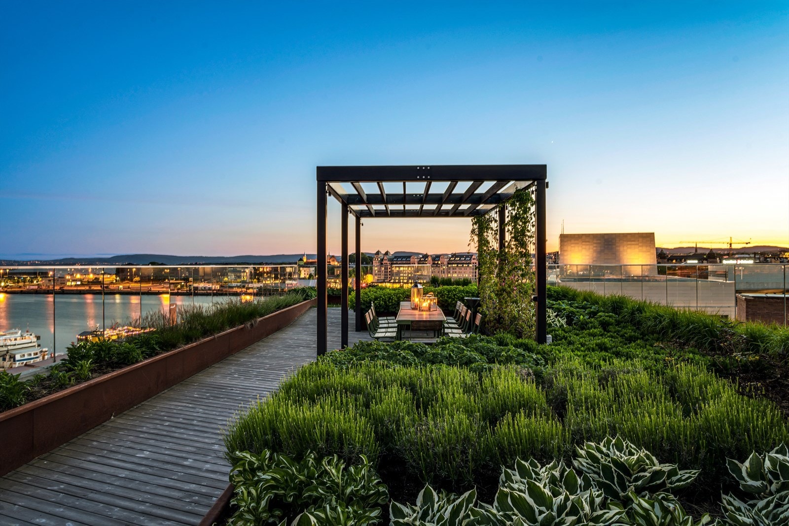 Fantastisk takterrasse sentralt plassert i Bjørvika med overlegen utsikt. Galleribilde
