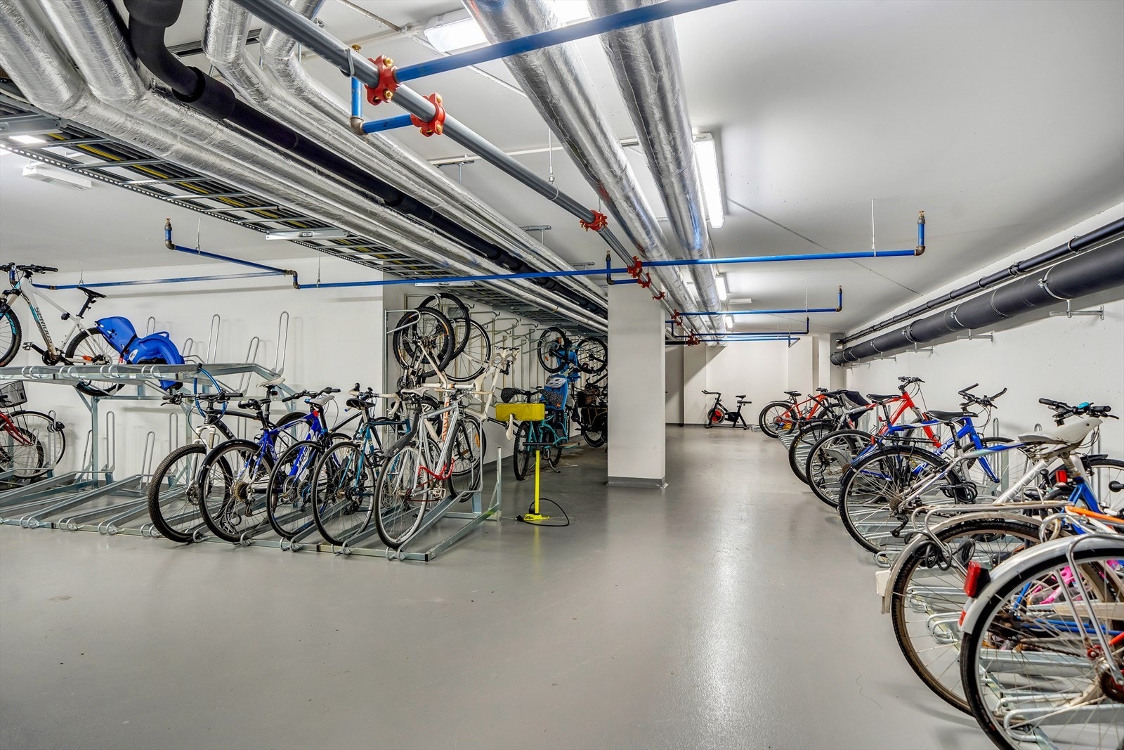 Stort sykkelrom med sykkel rep og spylerom. Kajakkrom Galleribilde