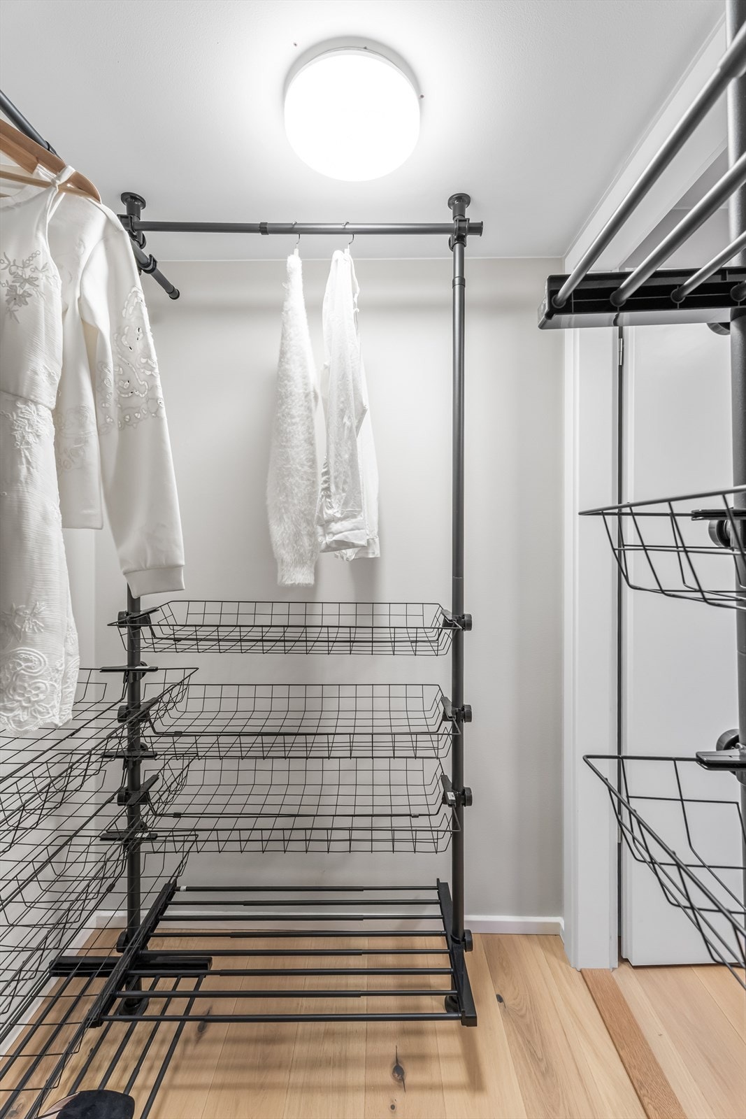 Inneboden/walk-in bidrar til en ryddig og oversiktlig bolig. Galleribilde