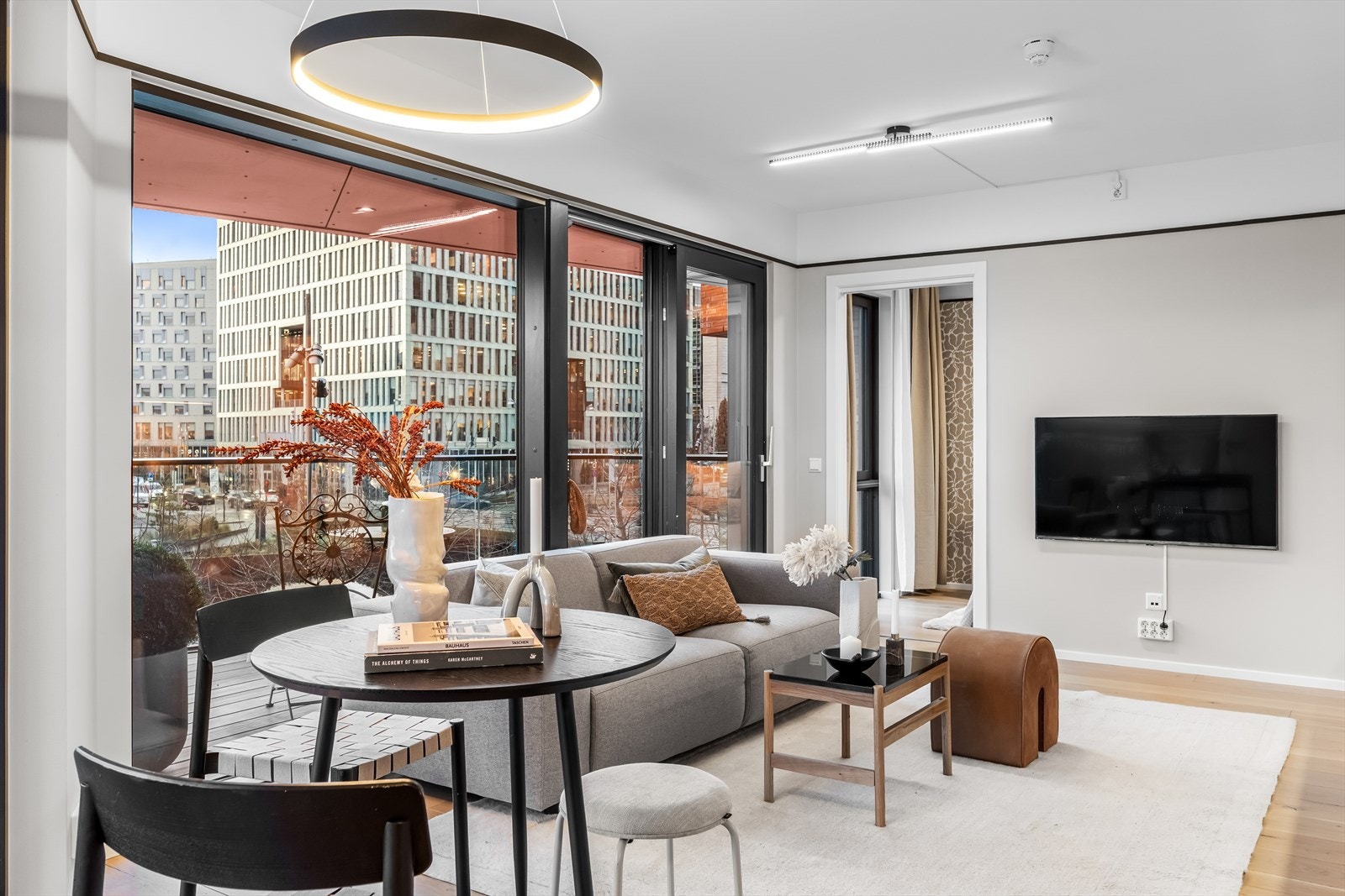 Den åpne romløsningen gir en naturlig inndeling i ulike soner. Galleribilde