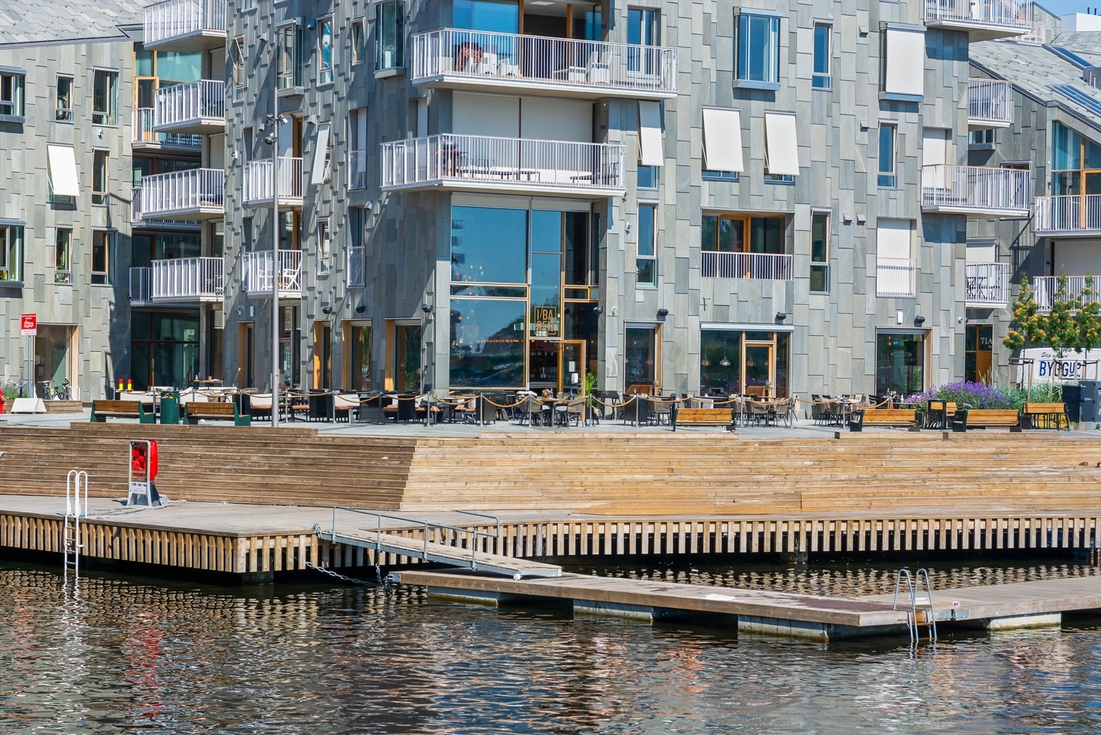 Nabolaget byr på flere felles brygger, ideelle for sommerens sosiale stunder, sol og bad. Galleribilde