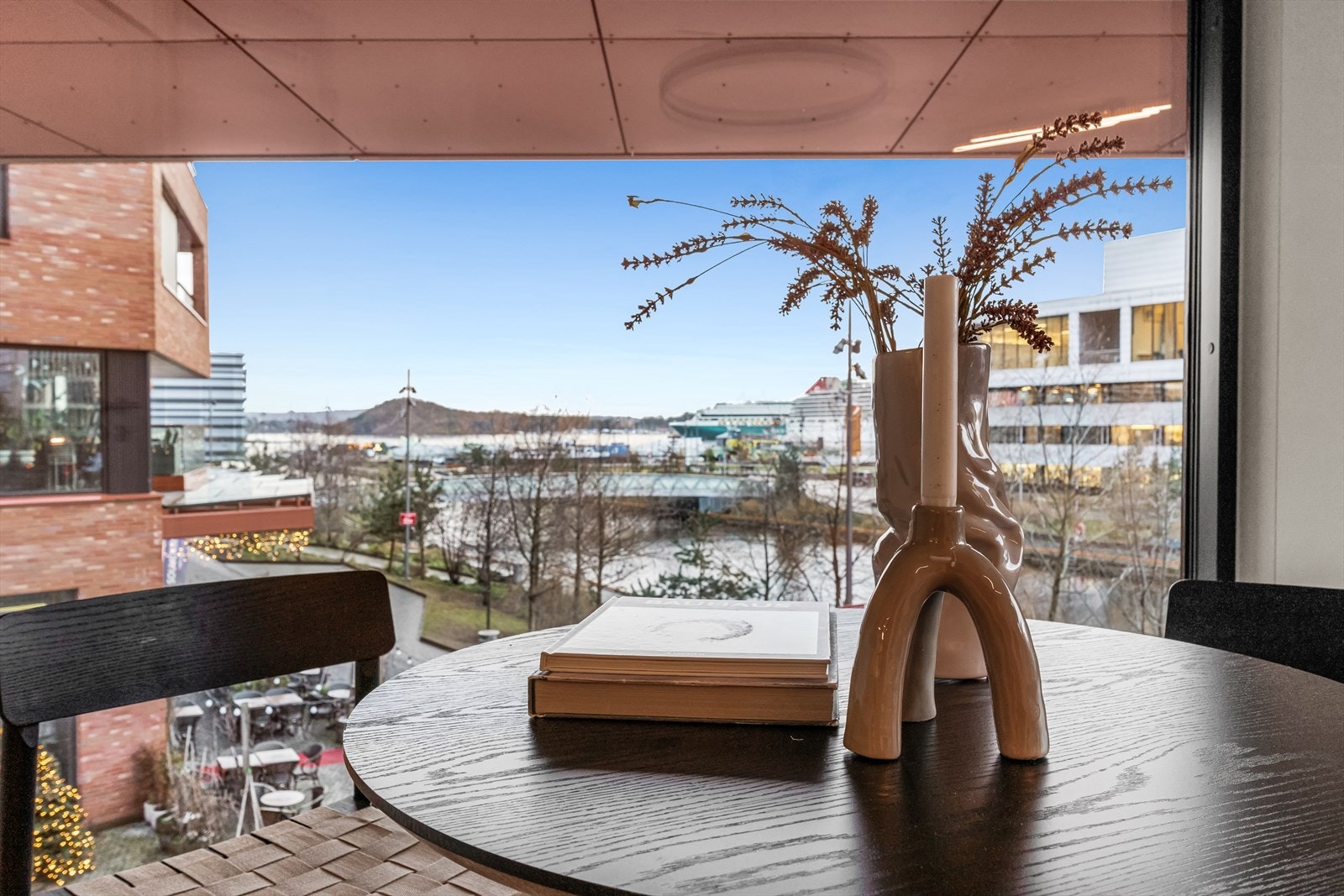 Boligen vender mot sørvest og byr på svært gode solforhold fra ca. kl. 14 og utover ettermiddagen - helt til solen forsvinner bak Operaen på kvelden. Galleribilde