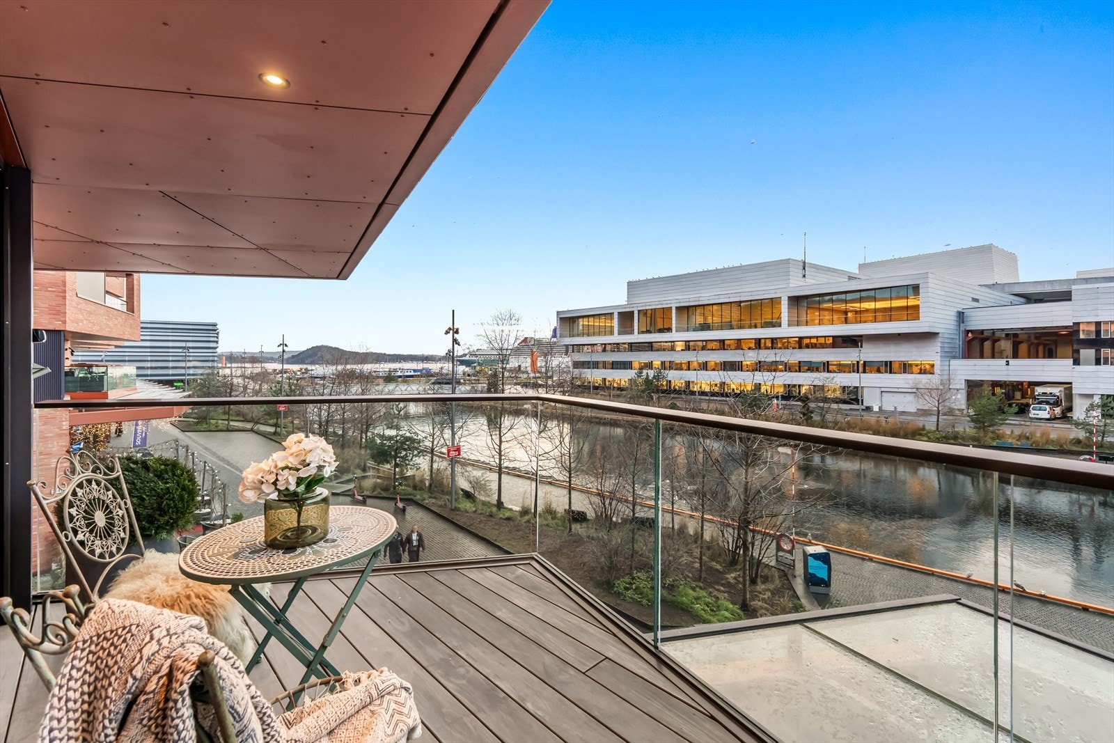 Fra stuen er det utgang til en overbygget og skjermet balkong på ca. 8 m² med trespaltet gulv. Galleribilde