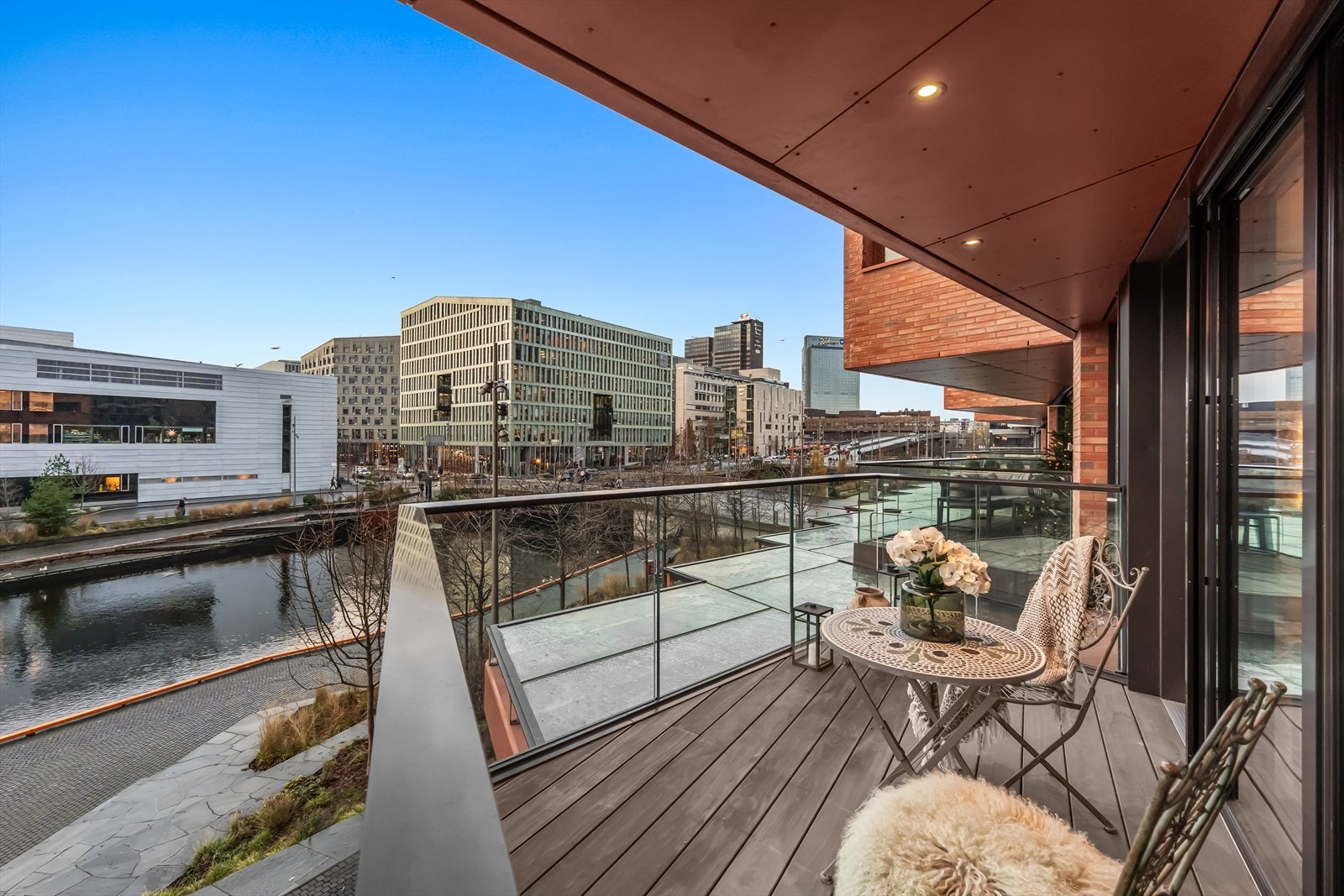 Her kan man nyte late kvelder i godt selskap. Meget gode solforhold Galleribilde