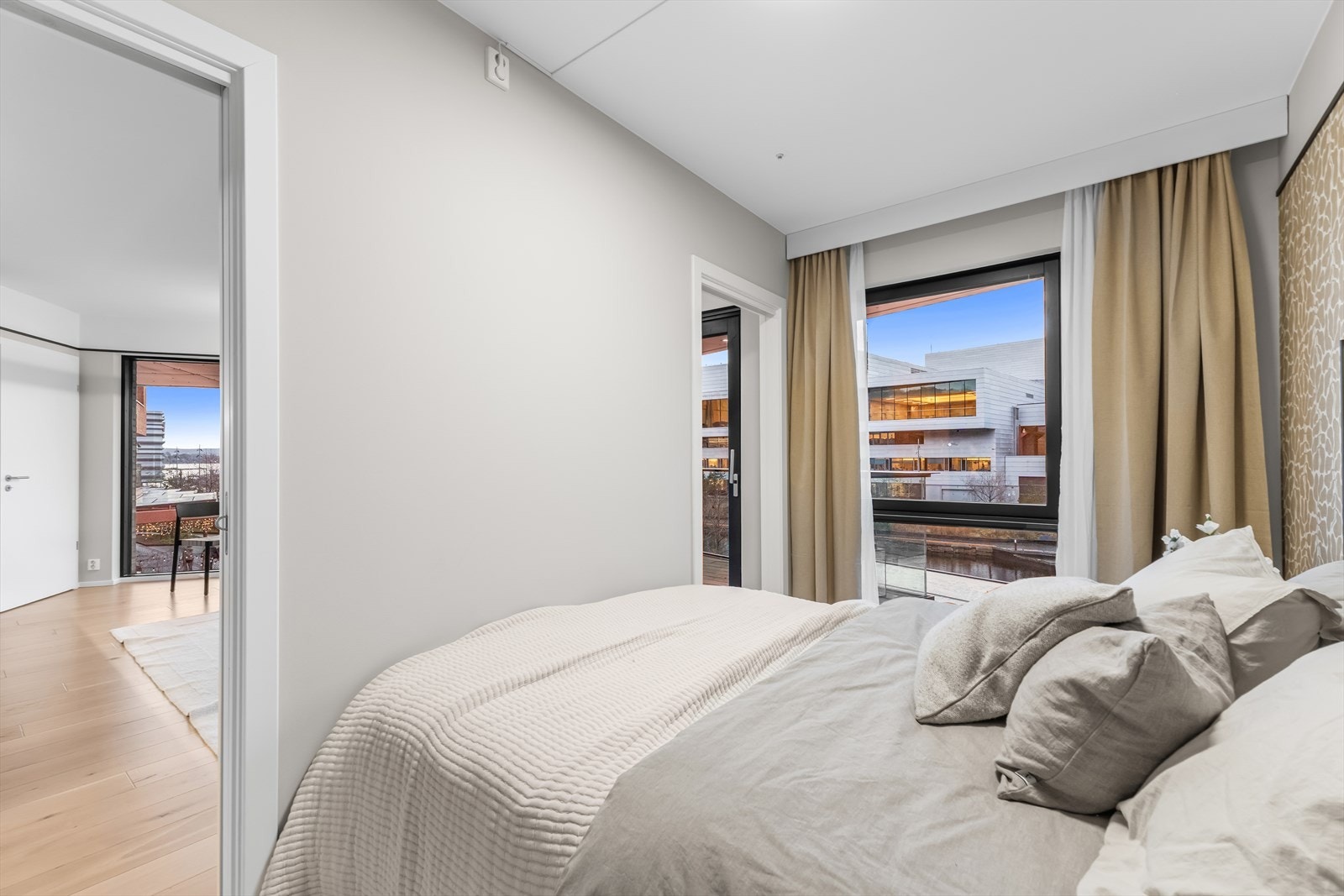 Fra stuen er det adkomst til soverommet via to dører, én på hver side av sengen. Galleribilde