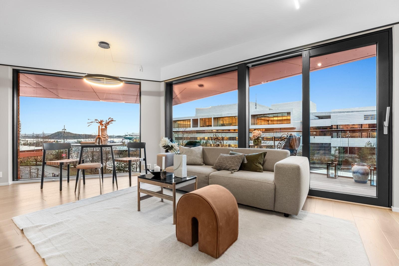 Eksklusiv og flott 3-roms med nydelig utsikt og fin beliggenhet mot Operaen Galleribilde