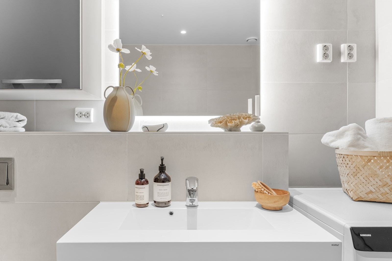 Boligen har fjernvarme. Oppvarming og varmtvann faktureres separat fra felleskostnadene og baseres på faktisk forbruk. Galleribilde