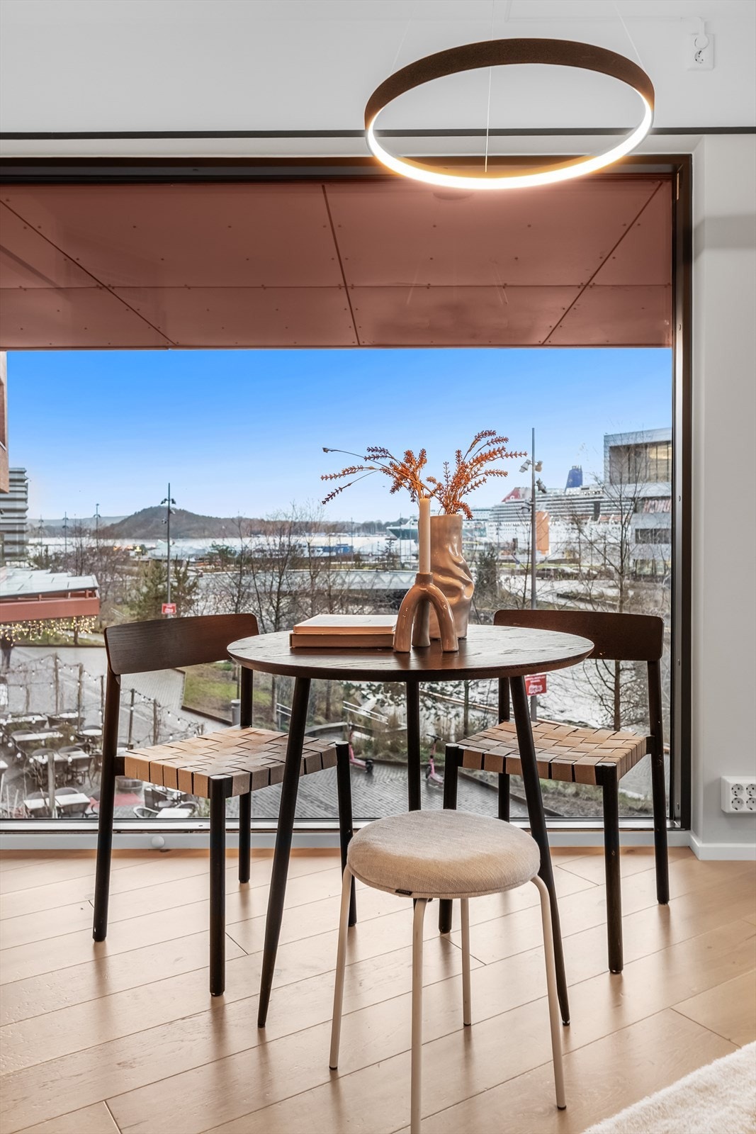 Elektrisk solskjerming på de to store vinduene. Galleribilde