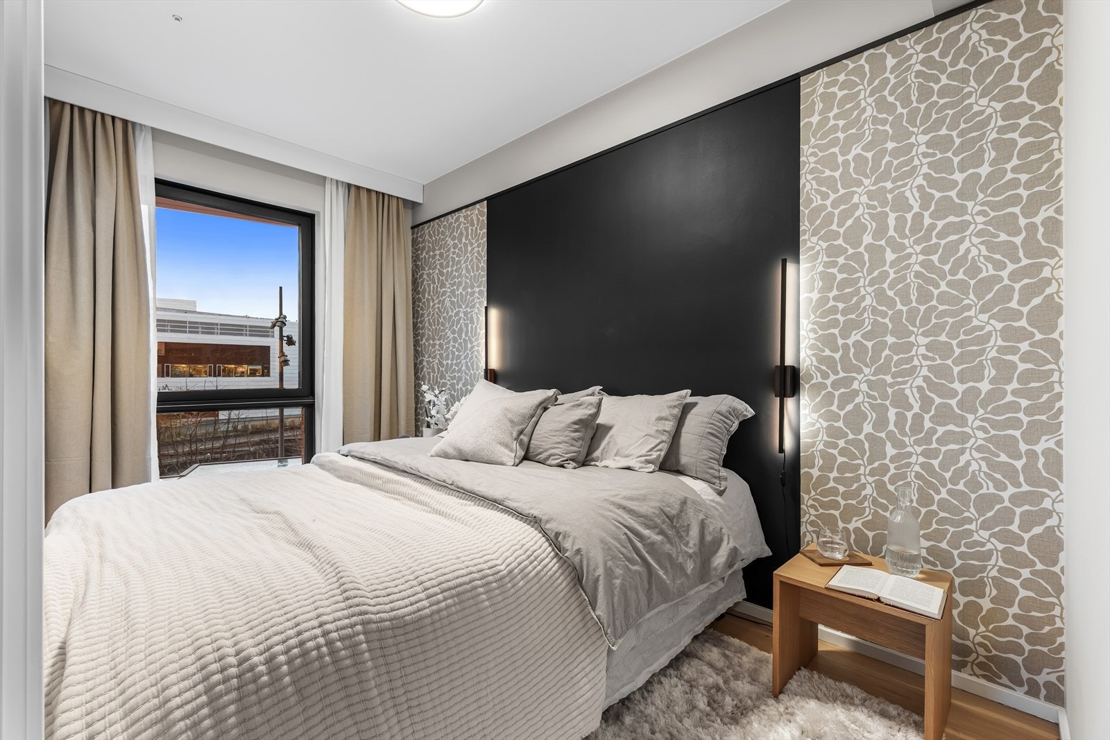 Hovedsoverommet er romslig med plass til dobbeltseng, nattbord og garderobeskap. Galleribilde