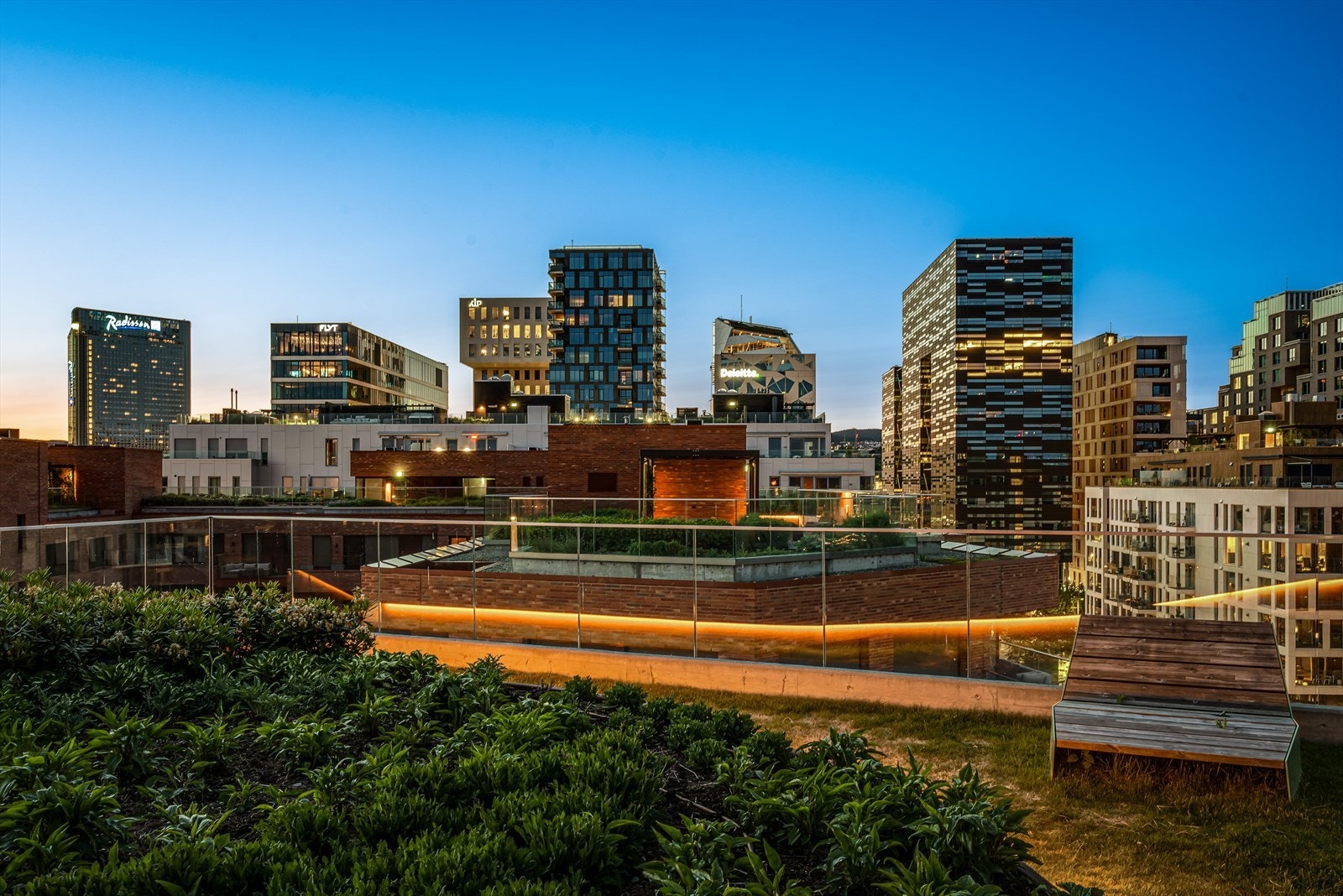 Midt mellom fjorden og byen. Et fint sted å være. Galleribilde