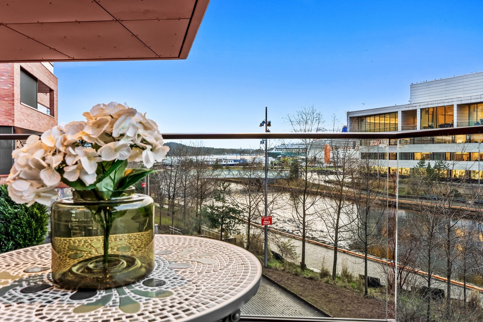 Her er det god plass til utemøbler og grill, og det er meget gode solforhold på ettermiddagen og kvelden Galleribilde