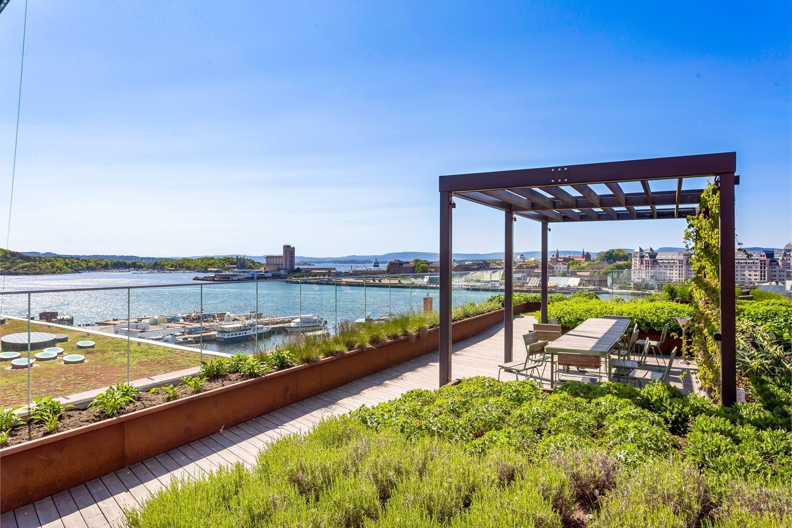 Nydelig takterrasse med pergola, utedusj, sittegrupper m.m. Galleribilde