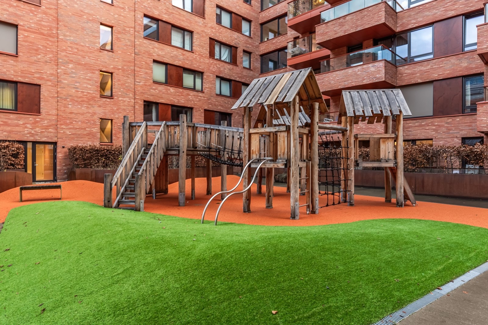 Fellesareal som inviterer til lek og fremstår trygt og familievennlig. Galleribilde
