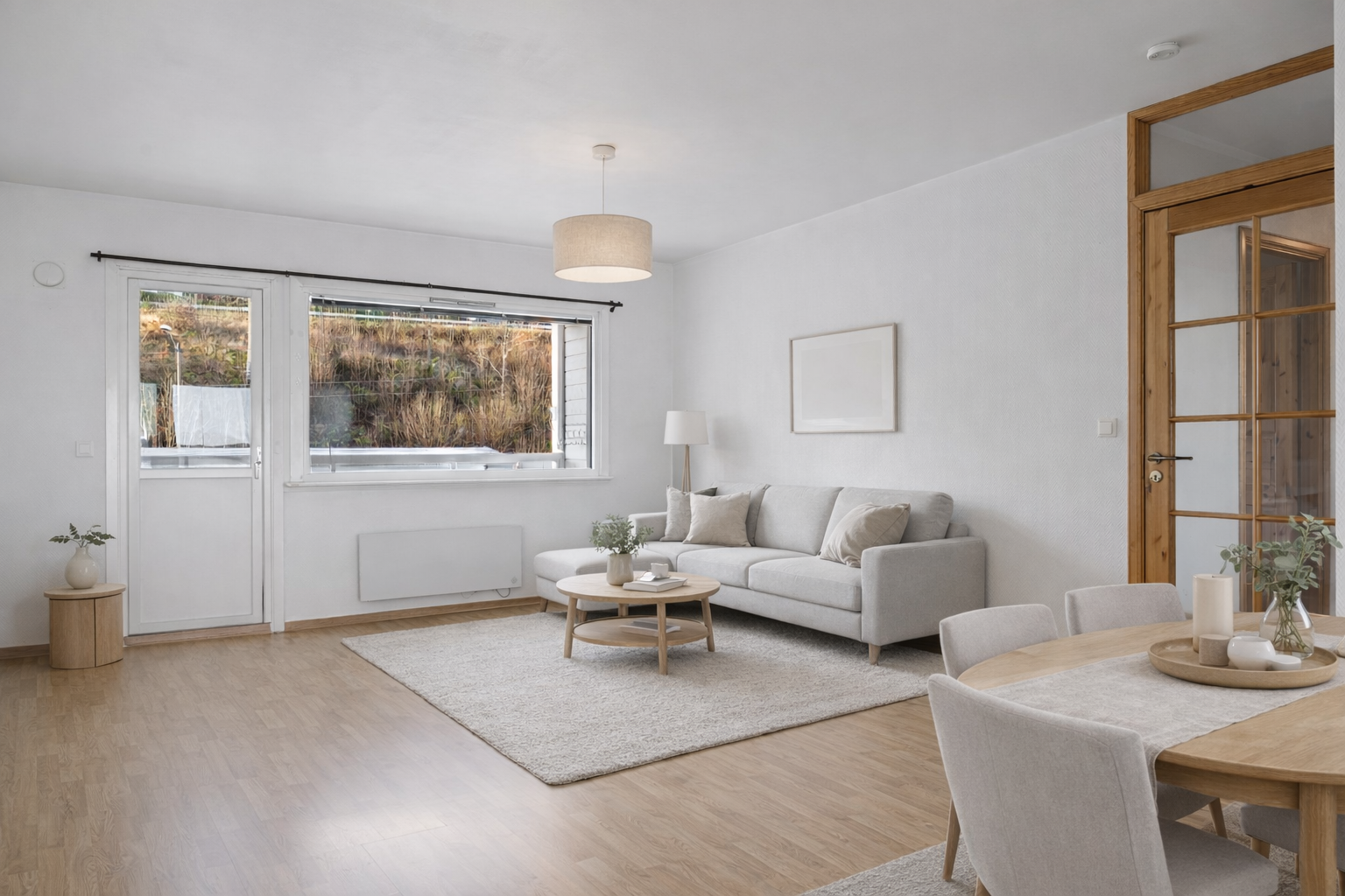 Praktisk stue med god plass til å innrede etter ønske. Bilde er digitalt stylet og kun ment som en illustrasjon. Galleribilde