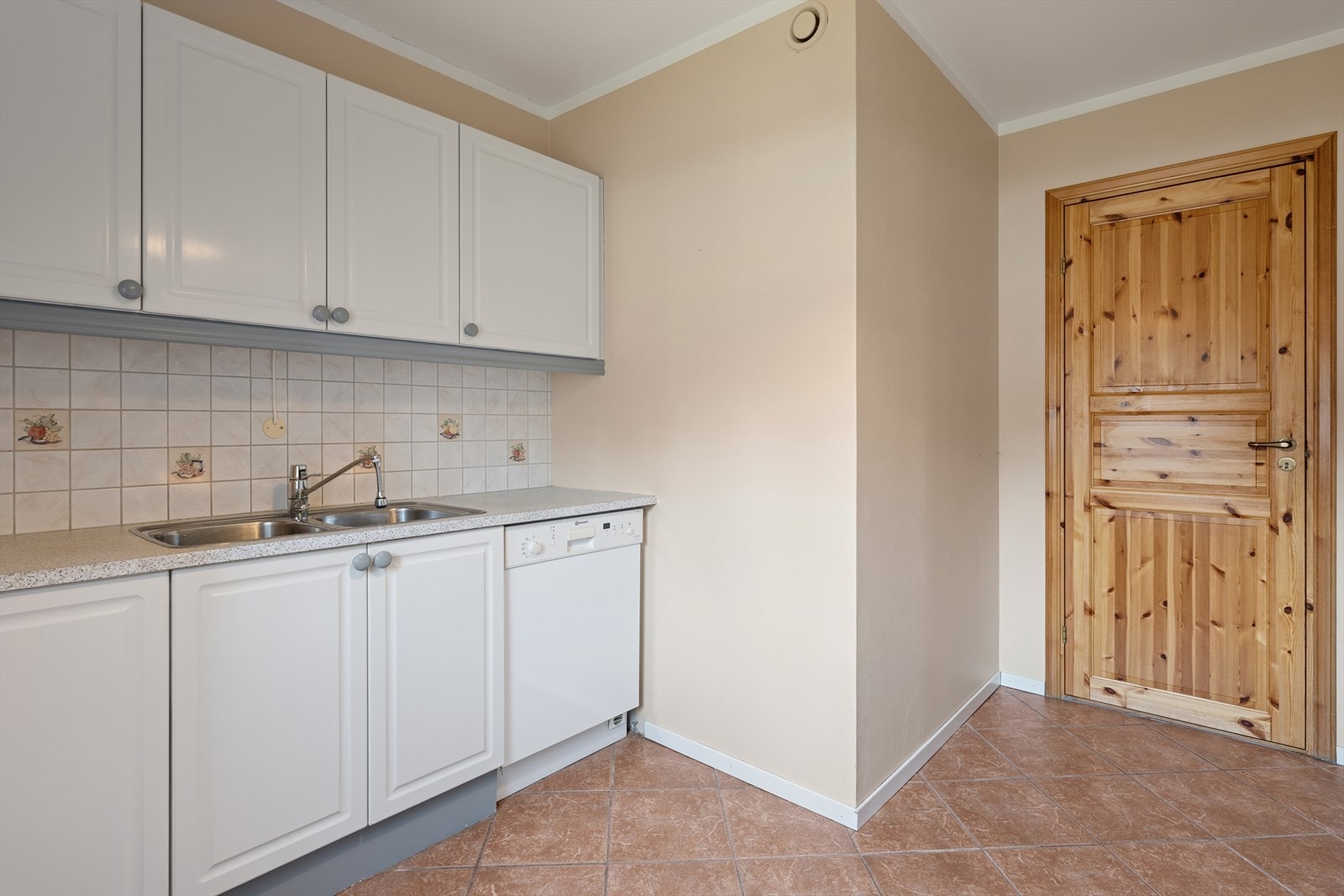 Kjøkkenet har innredning med folierte skrog og fronter. Benkeplate med høytrykkslaminert overflate. Kum av rustfritt stål. Galleribilde