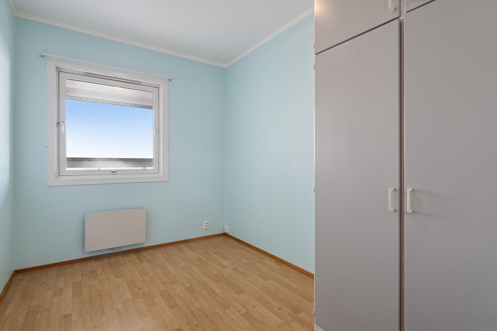 Soverom med tilhørende garerobeskap Galleribilde