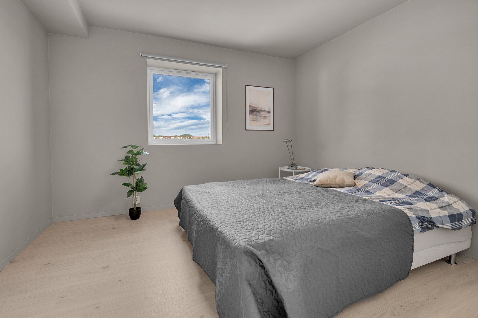 Romslig soverom med plass til seng, garderobe og skrivebord. Galleribilde