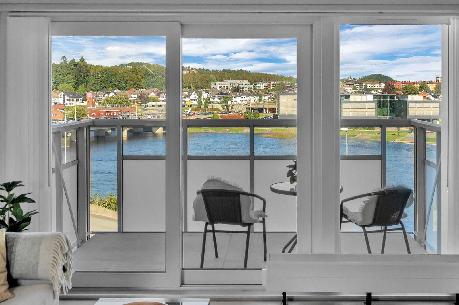 Store vindusflater i stue som gir rikelig med utsikt og lysinnslipp. Galleribilde