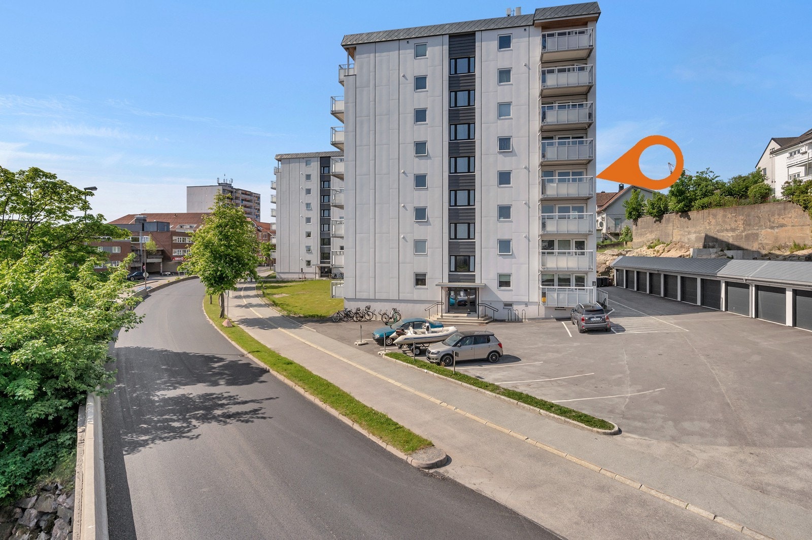 Ihht styreleder i borettslaget: parkering/garasje kan leies ut etter ansiennitet til kr. 450/550 pr. mnd. Plassene har mulighet for lading. Galleribilde