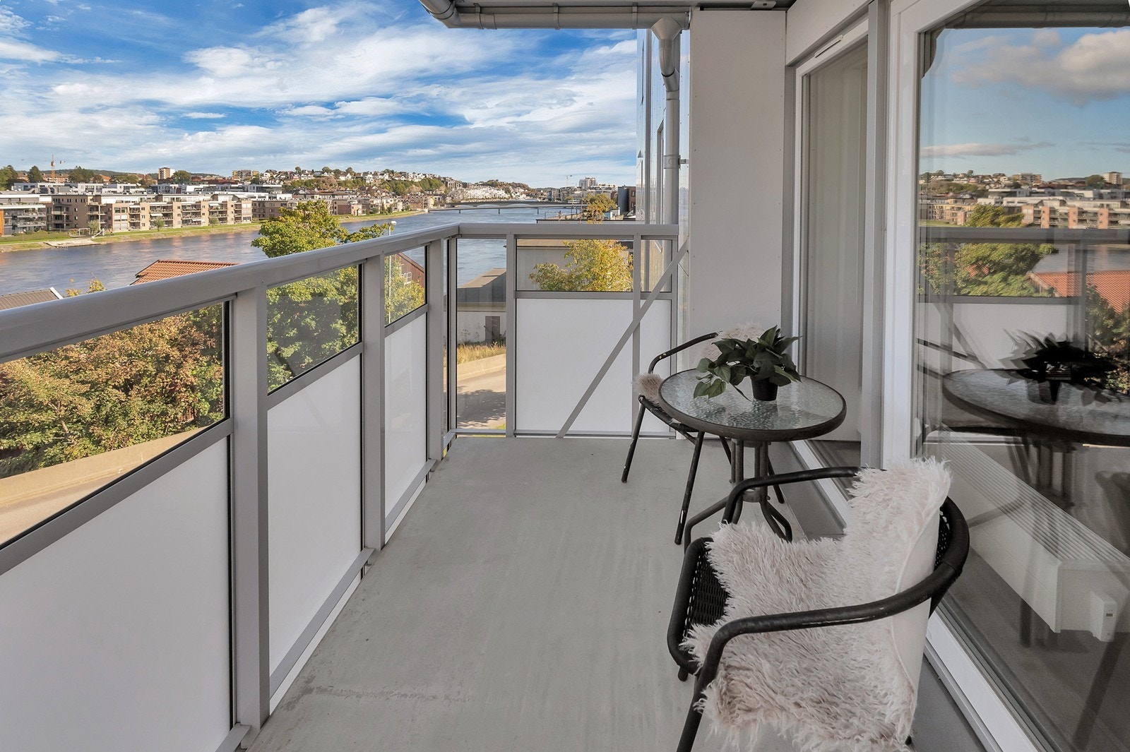 Balkong med herlig utsikt over Otra! Galleribilde