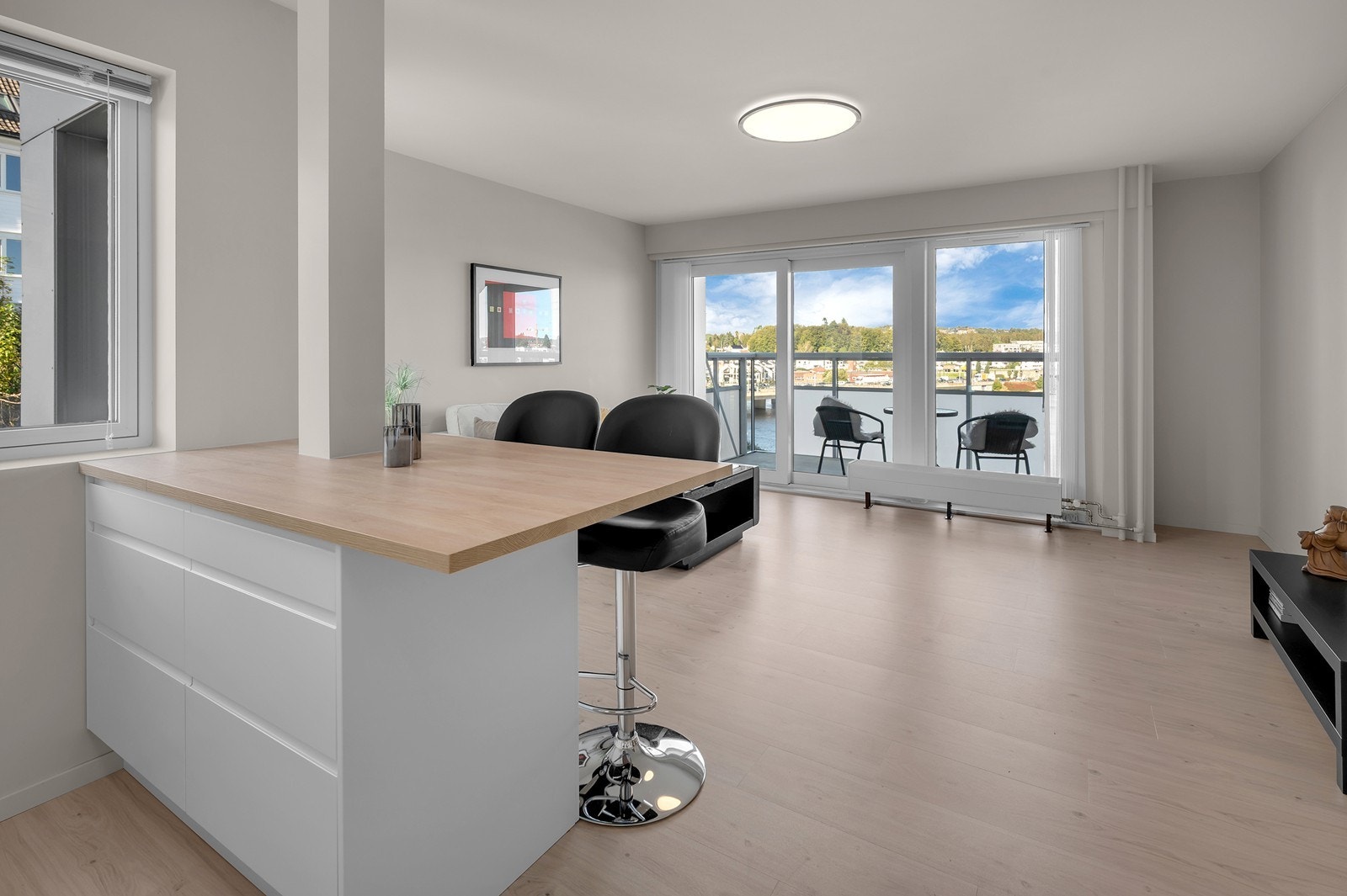 Leiligheten ligger i byggets 4. etasje. Det er heis i bygget. Galleribilde