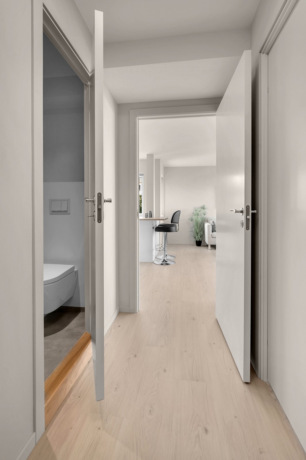 Adgang til bad fra gang. Galleribilde