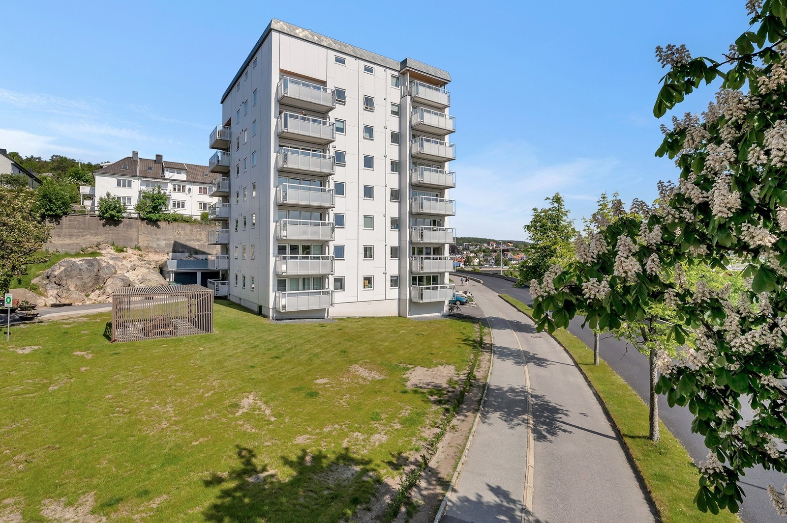 Sentrum byr på et rikt utvalg av butikker, kafeer, restauranter, i tillegg til populære Aquarama, fiskebrygga og Nupenparken. Kort vei til Baneheia med fantastiske turstier, lysløyper og stamper med fine bademuligheter. Galleribilde