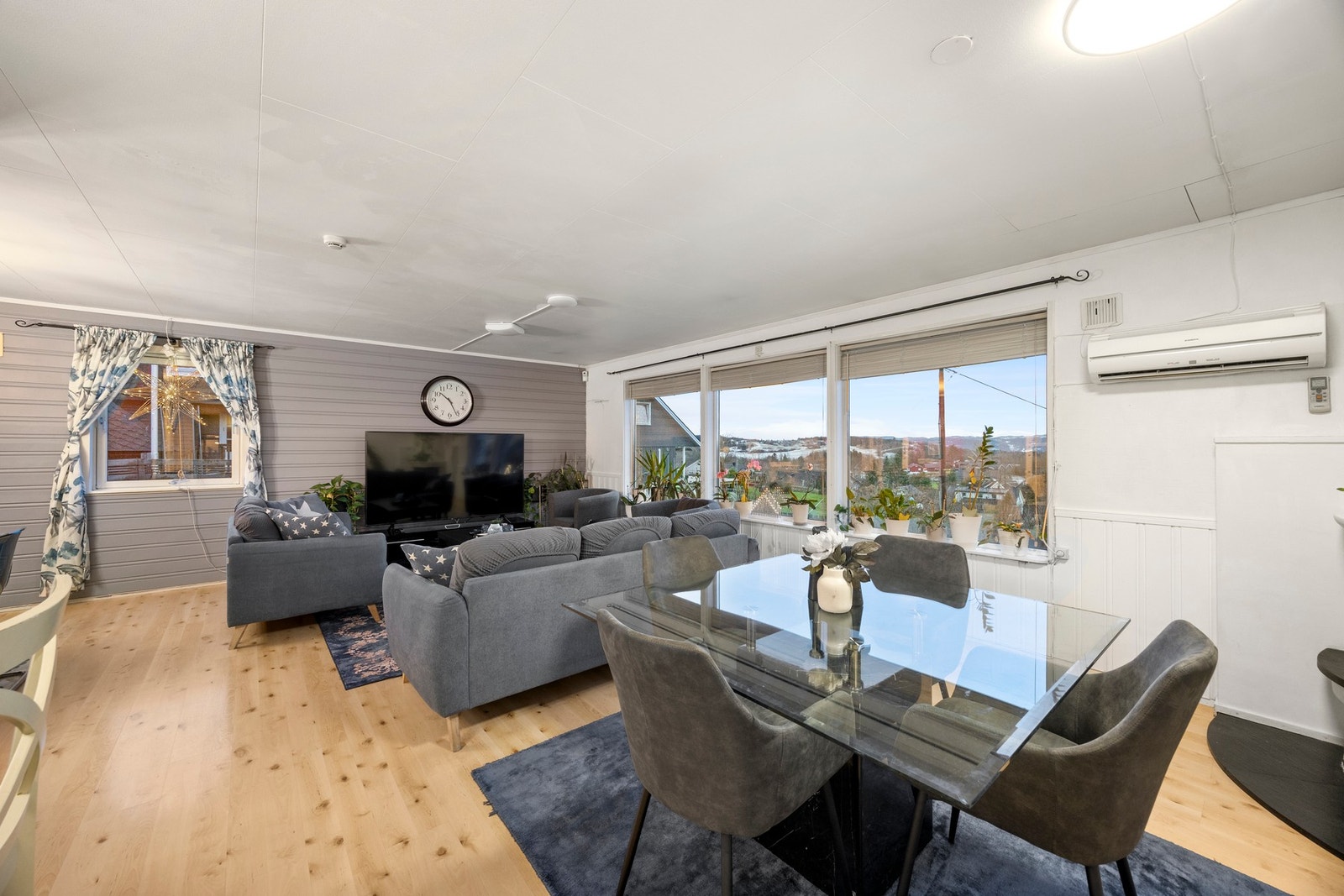 Det er oppvarming fra vedfyring, elektrisitet og varmepumpe Galleribilde