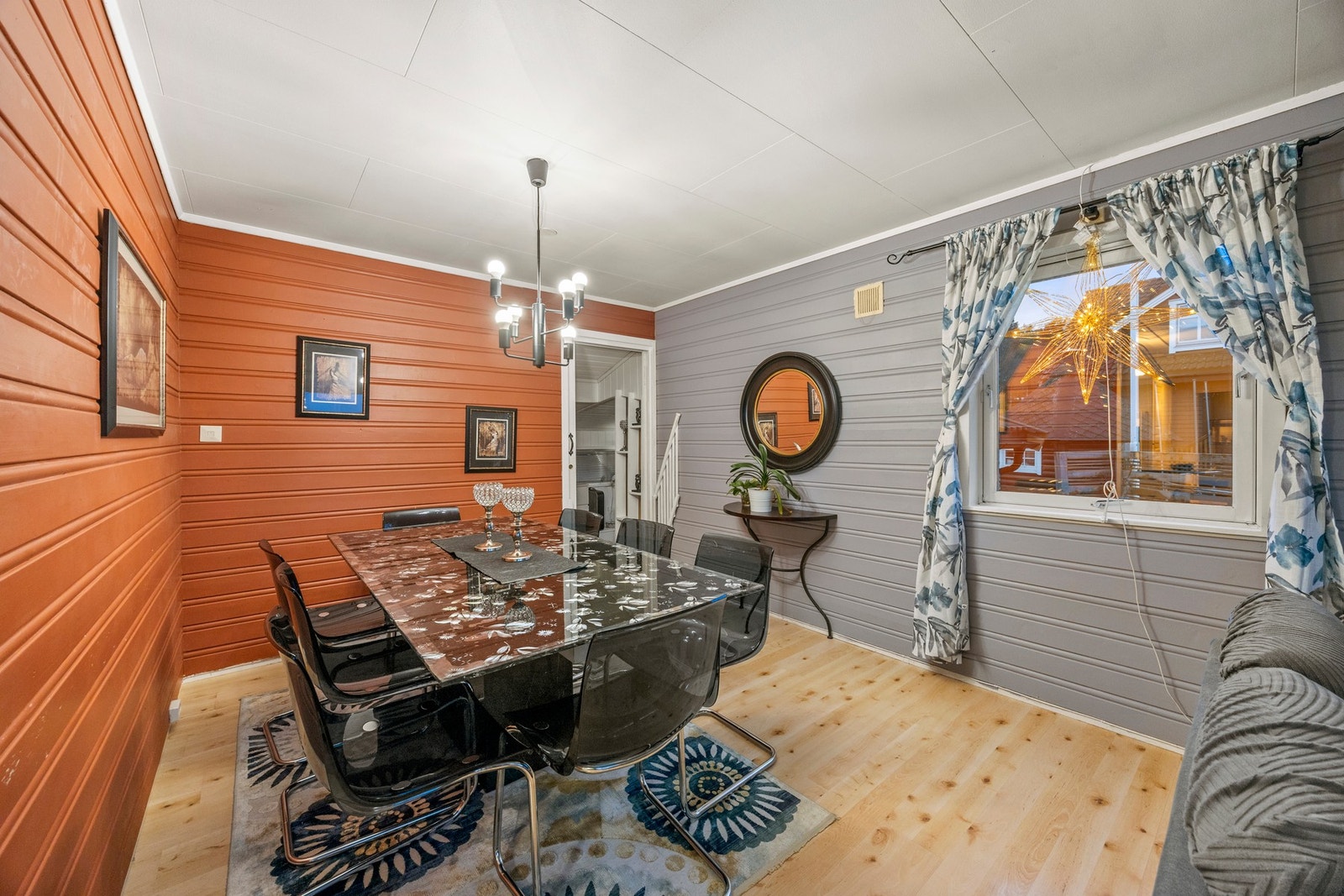 Innerste del av stuen er benyttet til spisestue Galleribilde