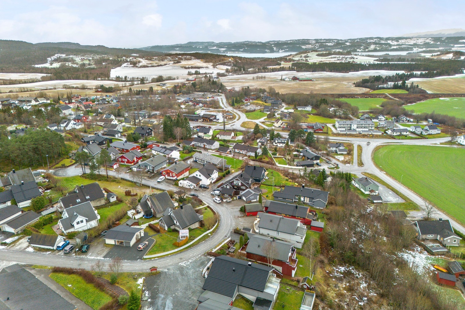 Kort veg til skole, barnehager, idrettsanlegg og dagligvare m.m. Ca. 13 km til Steinkjer bysentrum. Galleribilde