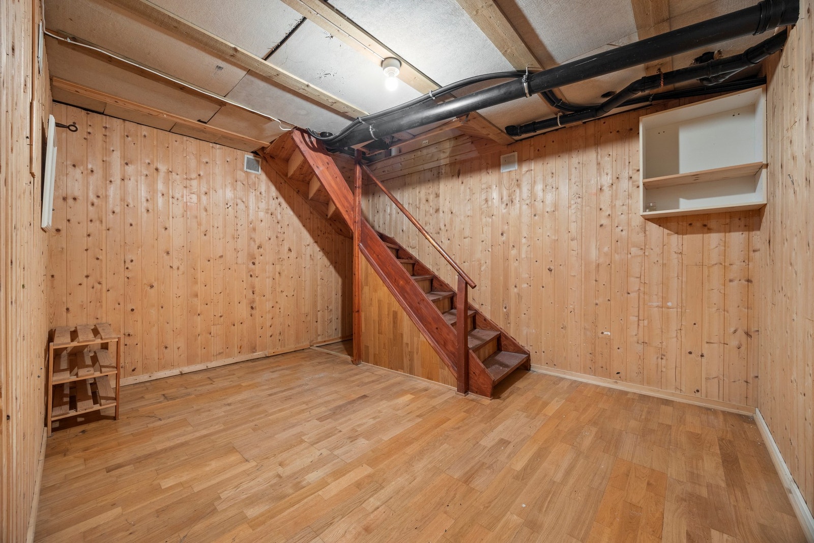 Trapp ned til underetasje. Trapperom - 12 kvm. Galleribilde